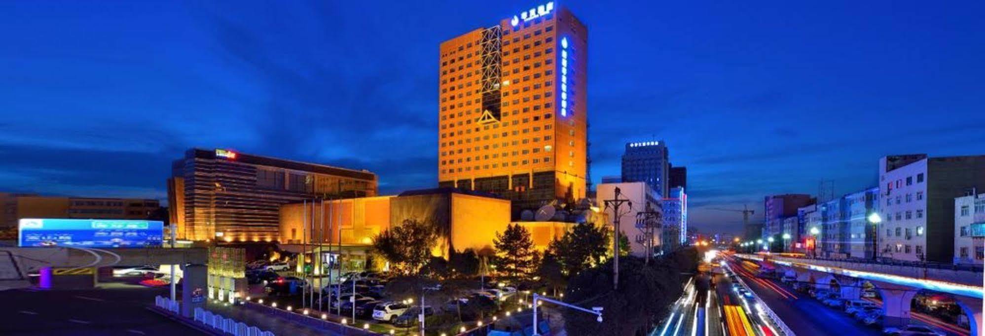 Luxemon Xinjiang Yindu Hotel Urumqi Exterior foto